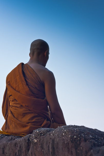 Mönch meditiert auf dem Gipfel des Berges - Foto, Bild