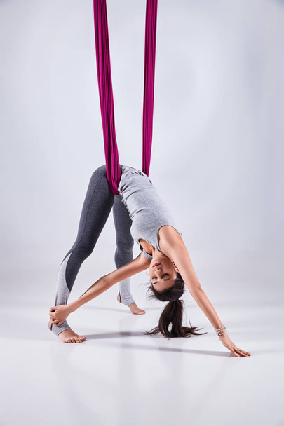 Luchtfoto verschillende inversie antigravity yoga in een hangmat - Foto, afbeelding