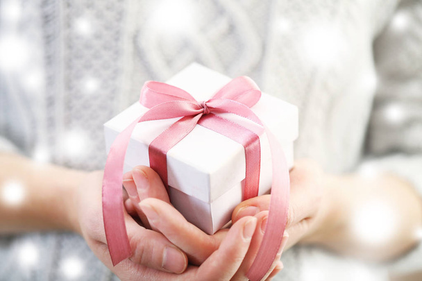Female hands holding Christmas gift - Foto, afbeelding