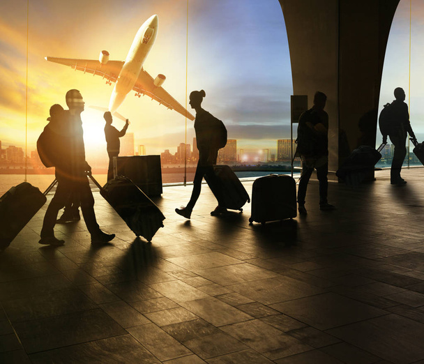 ihmiset ja matkatavarat kävely lentokentän terminaalissa ja pas
 - Valokuva, kuva