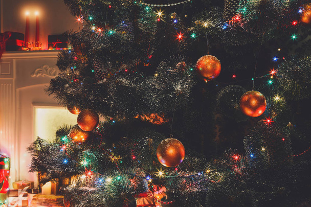 arbre décoré de Noël béatifique dans des lumières brillantes
 - Photo, image