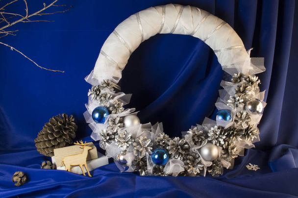 Christmas wreath on the door of handmade - Фото, зображення