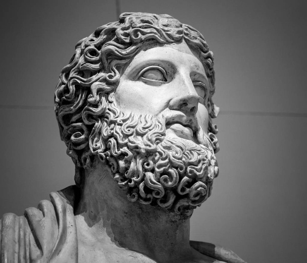 Head and shoulders detail of the ancient sculpture - Foto, Imagen
