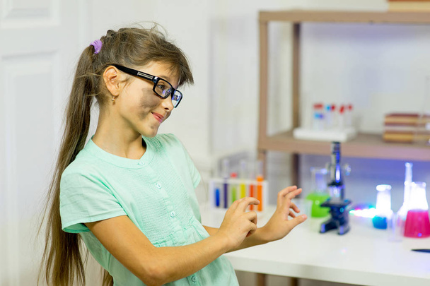 young girl making science experiments - Foto, Imagen