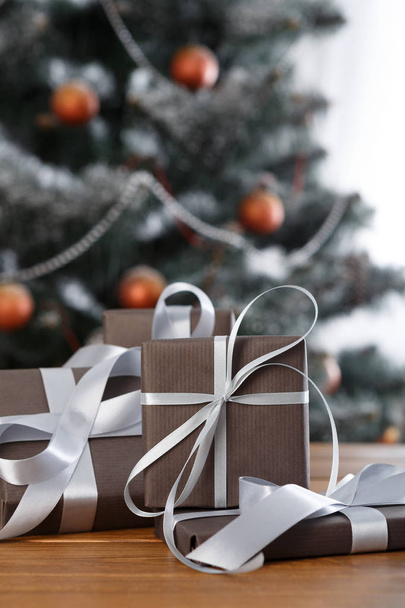 Рождественский подарок на фоне украшенной елки, праздничная концепция
 - Фото, изображение