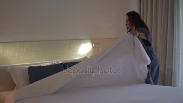 A woman is preparing to sleep in hotel - Záběry, video