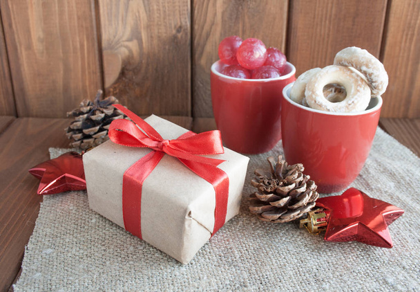 Tasses rouges de Noël avec pain d'épice et décorations de Noël
. - Photo, image