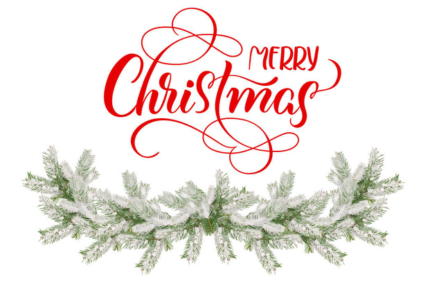 Spar takken in de sneeuw op een witte achtergrond en tekst van Merry Christmas. letters-kalligrafie - Foto, afbeelding