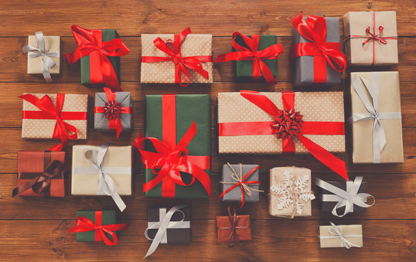 Beaucoup de coffrets cadeaux sur bois, cadeaux de Noël en papier
 - Photo, image