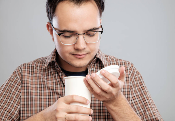 Portrait of a man opening and smelling coffee - Φωτογραφία, εικόνα
