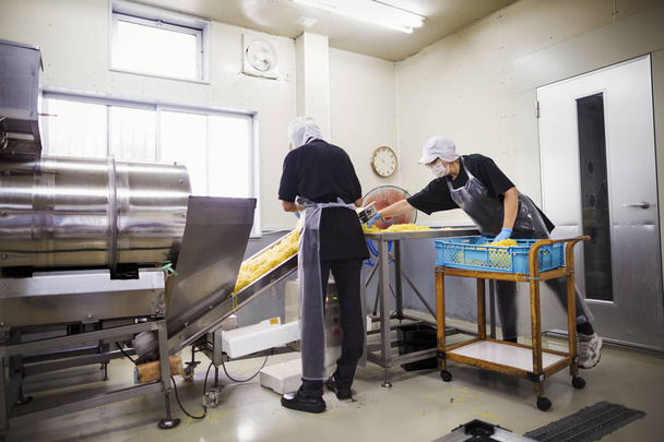 Pracowników w fabrykach produkujących makaron Soba, - Zdjęcie, obraz