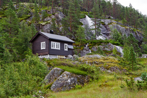 ノルウェーの山々 で太陽電池パネルと伝統的なノルウェー木造住宅 - 写真・画像