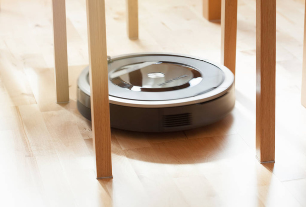 aspirapolvere robotico sul pavimento in legno laminato pulizia intelligente tec
 - Foto, immagini