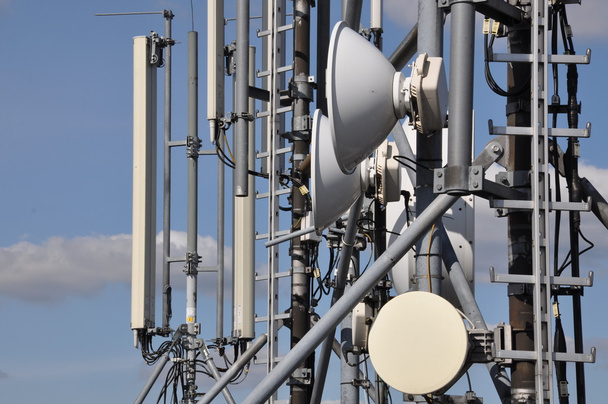 cellulaire communicatiesysteem op een stalen toren - Foto, afbeelding