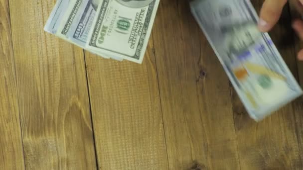 Dolarové bankovky na dřevěný stůl - Záběry, video