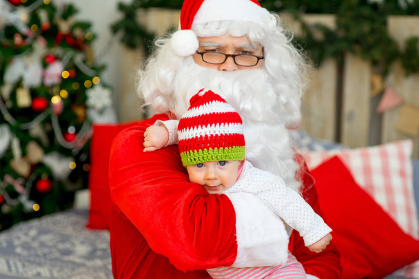 little baby in the arms of Santa Claus - Zdjęcie, obraz