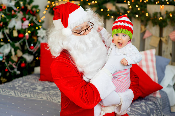 Baby in den Armen des Weihnachtsmannes - Foto, Bild