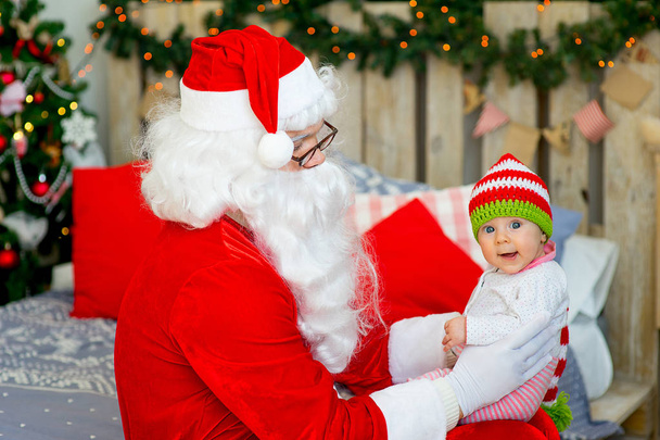 little baby in the arms of Santa Claus - Foto, Bild