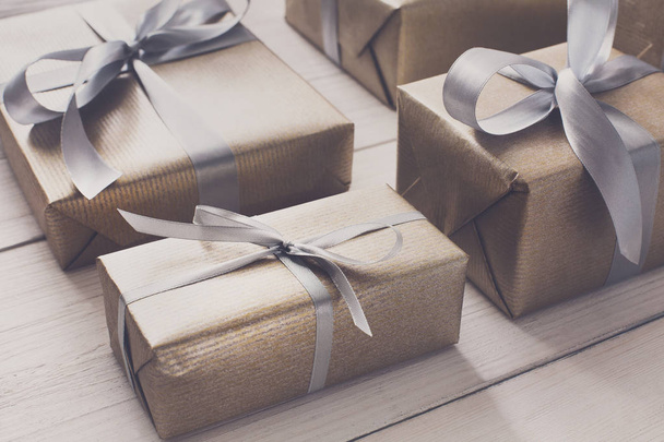 Geschenkverpackung. Modernes Weihnachtsgeschenk in Schachteln - Foto, Bild