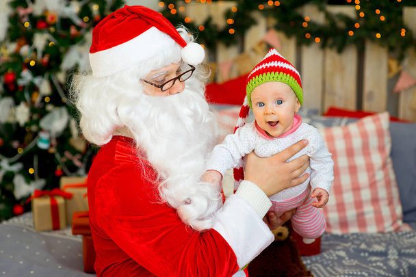 little baby in the arms of Santa Claus - Foto, afbeelding