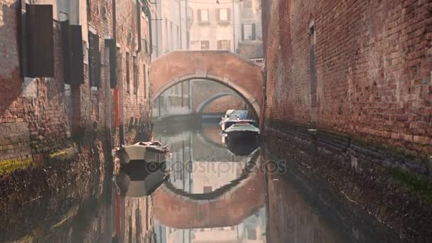 Podwieszany most Wenecji nad Canal Grande na zachód słońca - Materiał filmowy, wideo