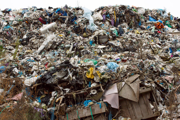 Deponie in der Ukraine, Haufen von Plastik entsorgt. die Straßen entlang der anorganischen Abfälle verwirren - Foto, Bild