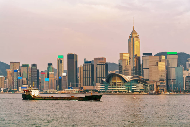 Buque de carga seca en Victoria Harbor en Hong Kong puesta del sol
 - Foto, Imagen