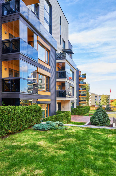 Edifícios residenciais modernos com árvores verdes
 - Foto, Imagem