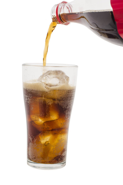boisson gazeuse étant versé dans du verre avec de la glace sur un fond
 - Photo, image