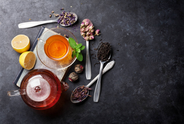 Φλιτζάνι τσάι και ποικιλία από ξηρό τσάι - Φωτογραφία, εικόνα
