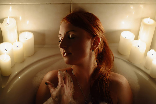 beautiful woman relaxes in the bath - Foto, imagen