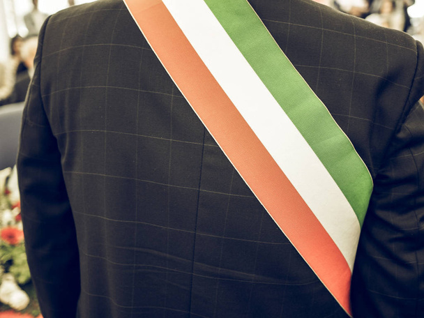 Vintage aussehender italienischer Bürgermeister mit Schärpe - Foto, Bild