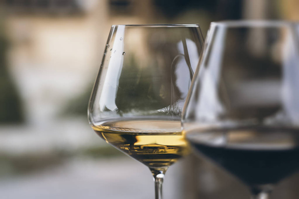 Bicchiere di Chardonnay Vino Bianco Close Up
 - Foto, immagini