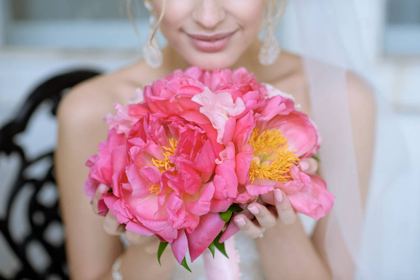 Beauty bride with bouquet - Zdjęcie, obraz
