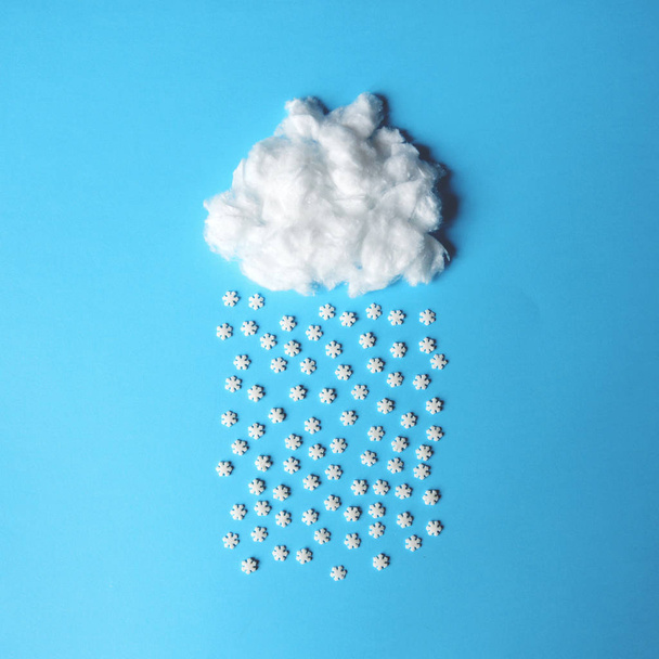 Cloud made of cotton and sugar snowflakes- Trendy flat lay desig - Foto, afbeelding