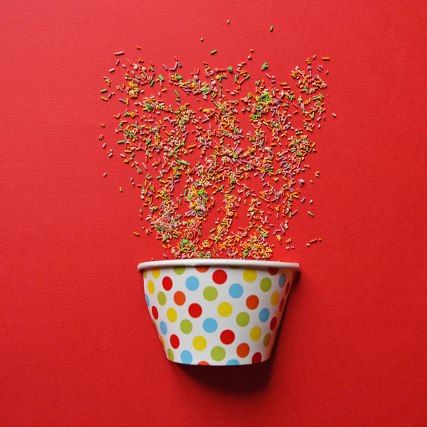 Cup cake filled with multicolored candy sprinkles explosion - Fl - Fotografie, Obrázek