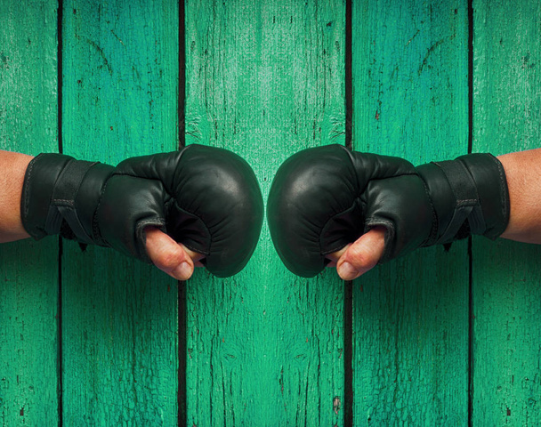 два кулака в боксёрских перчатках лицом друг к другу, винтажный тонинг
  - Фото, изображение