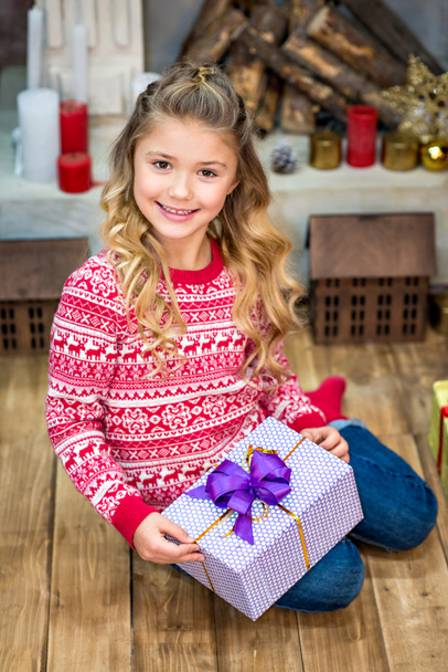 Happy kid with Christmas gift box - Fotó, kép