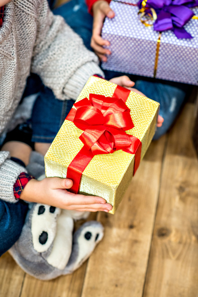 hediye kutusu tutan çocuk  - Fotoğraf, Görsel