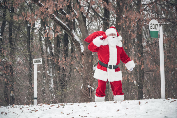 Santa Claus chodzenie z worek na plecach - Zdjęcie, obraz