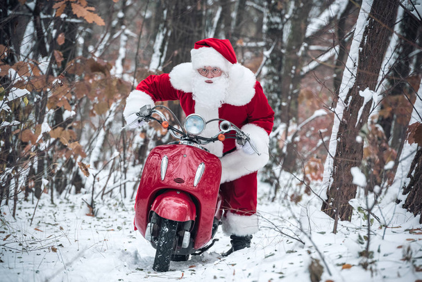 Santa Claus montando scooter rojo
 - Foto, Imagen