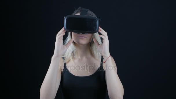 Primer plano de la mujer teniendo experiencia en el uso de VR-auriculares en habitación oscura
 - Metraje, vídeo