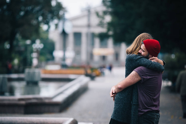 Hombre y mujer abrazándose al aire libre
 - Foto, imagen