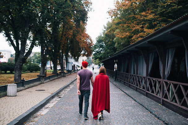 pareja amorosa caminando en la ciudad
 - Foto, Imagen
