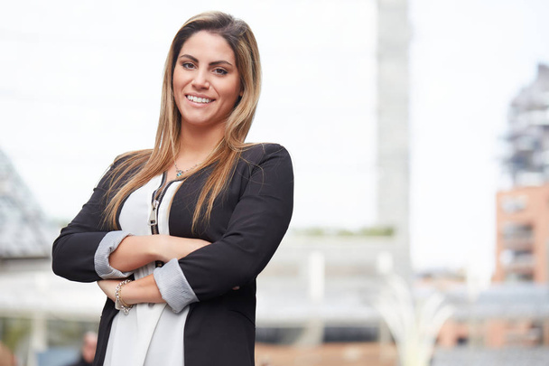 profesjonalna kobieta biznesu uśmiechnięta na świeżym powietrzu - Zdjęcie, obraz