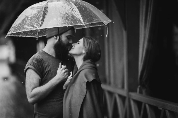 ο τύπος και το κορίτσι φιλί κάτω από μια ομπρέλα - Φωτογραφία, εικόνα