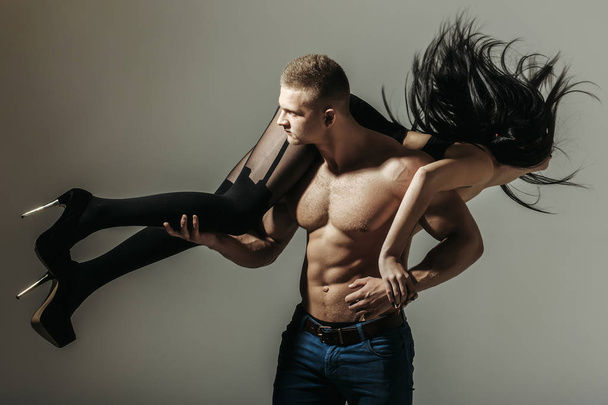 muscular man and sexy girl - Foto, Imagen