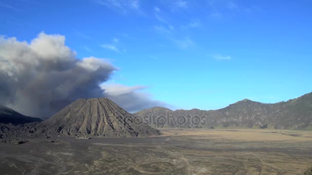 Monte Bromo haciendo erupción de humo
 - Metraje, vídeo