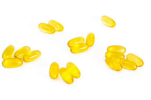 E-vitamiinikapselit valkoisella pohjalla
 - Valokuva, kuva