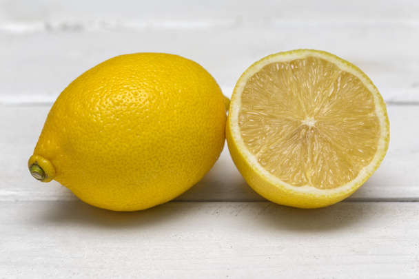 新鮮な熟したレモン - 写真・画像